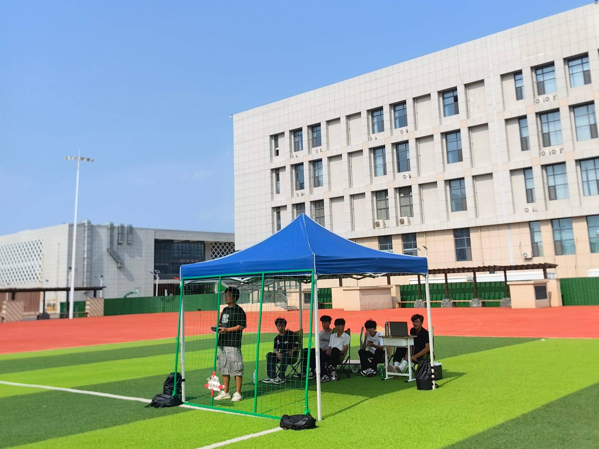 聊城长颈鹿无人机训练操场 — 红色跑道与绿色人工草坪实训场地