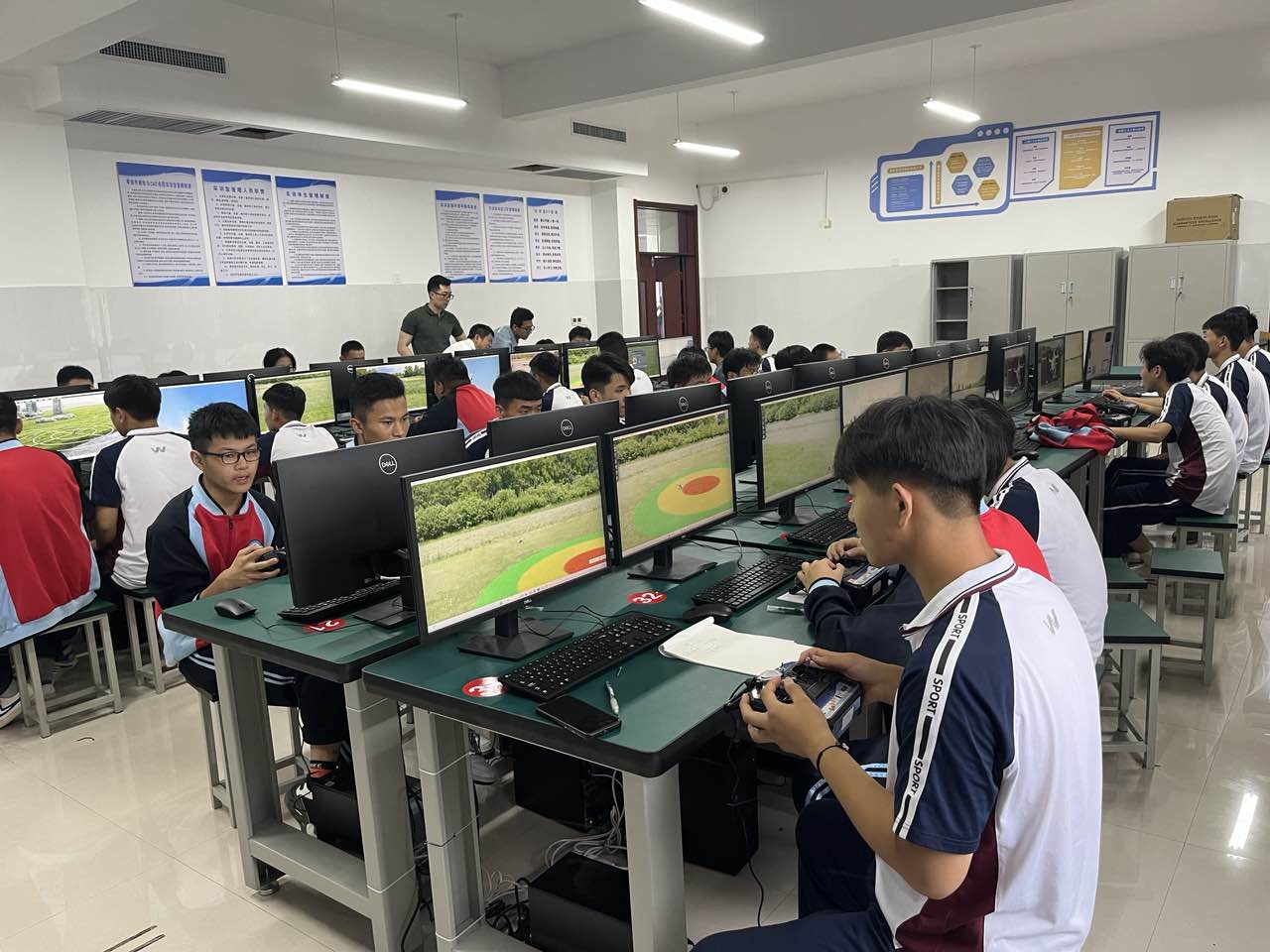 聊城长颈鹿无人机模拟器教室实训 — 东昌府区中等职业教育学校 CAAC 训练基地